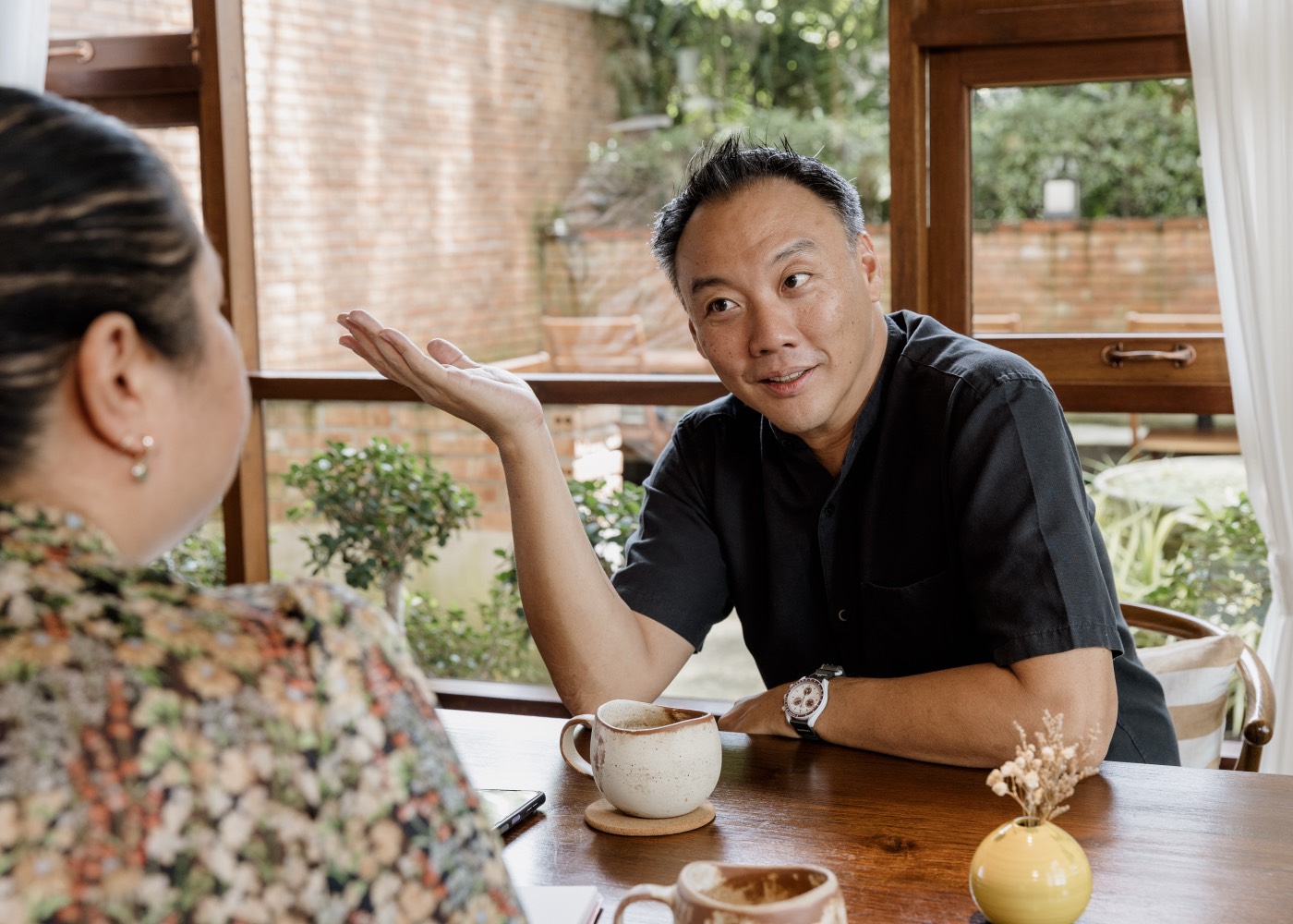 Mac Ling coaching a client