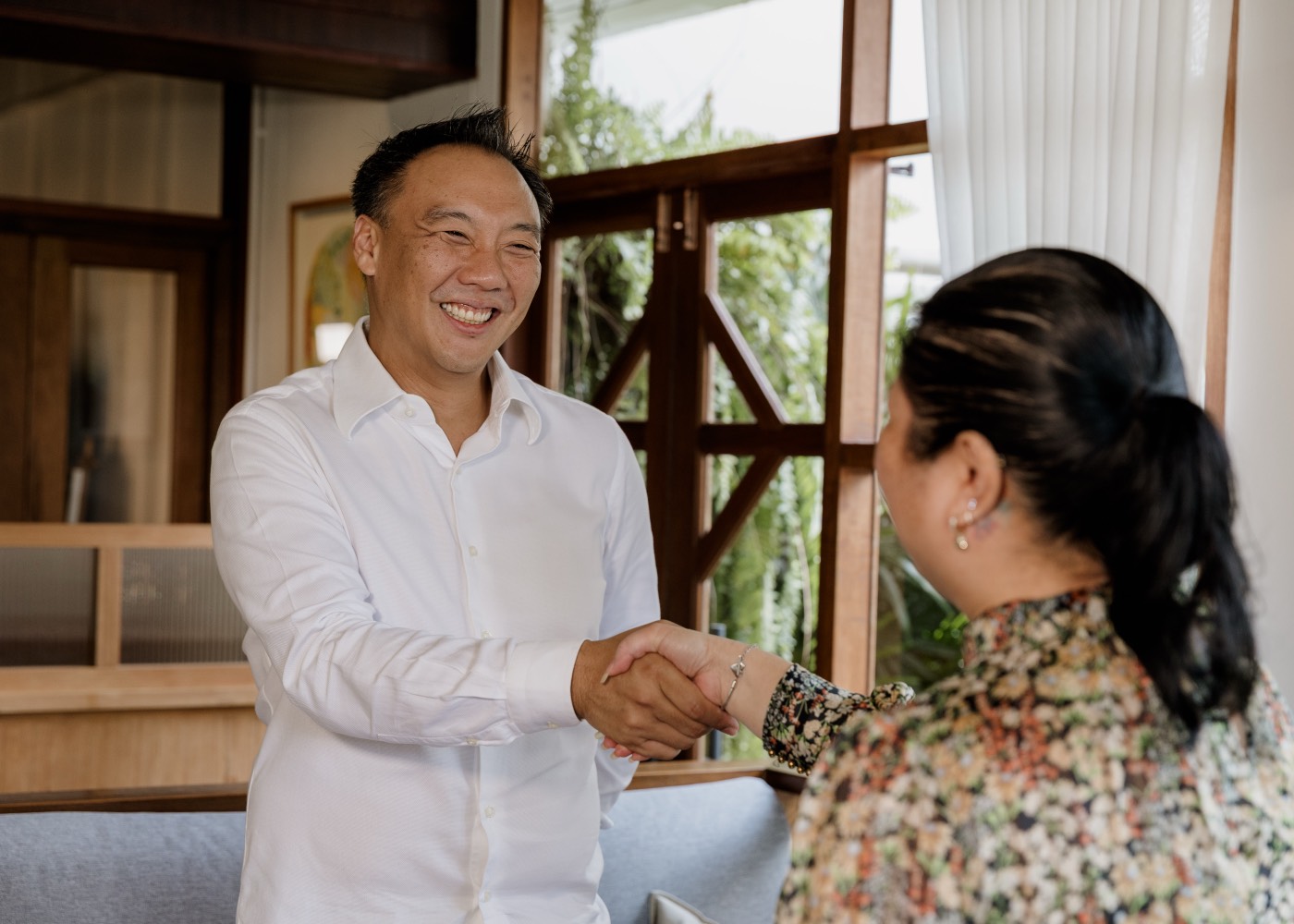 Mac Ling meeting with a client